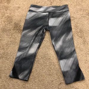 Black and white design Under Armour running capris